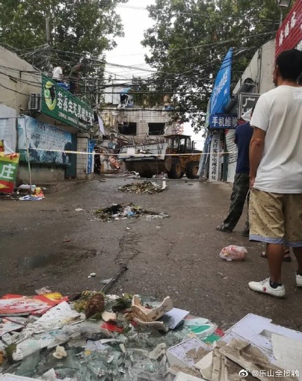 門店外一片狼藉
