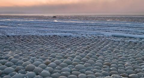 芬蘭海灘萬顆冰蛋