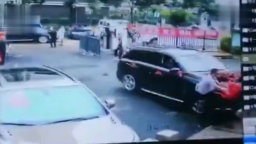 奔馳婚車失控姐弟倆被撞身亡 婚禮繼續(xù)舉行