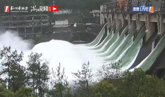 新安江水庫九孔泄洪現(xiàn)場(chǎng)圖片