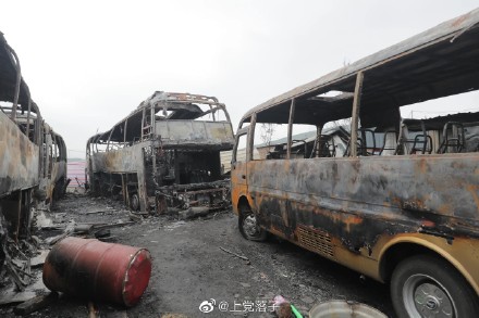 停車場內客車被燒的只剩骨架