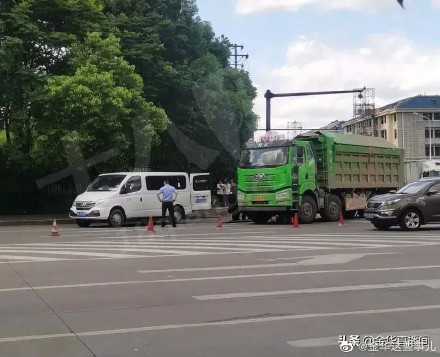 義烏佛堂鎮一電瓶車與一輛工程車相撞