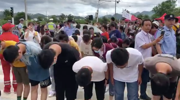 安徽歙縣補考考生鞠躬謝武警