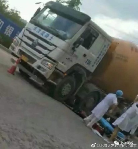 救護人員將男子送醫治療