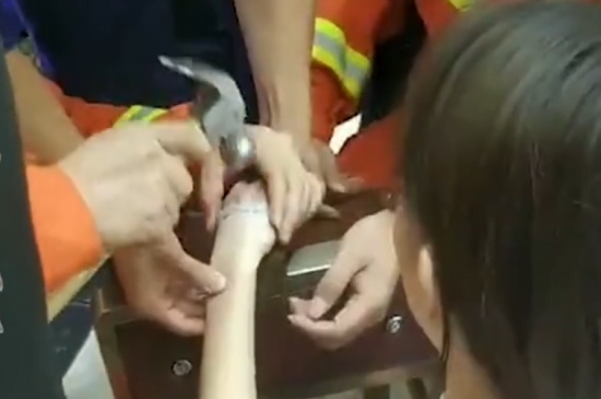 女子試帶玉鐲被卡當(dāng)場買下敲碎