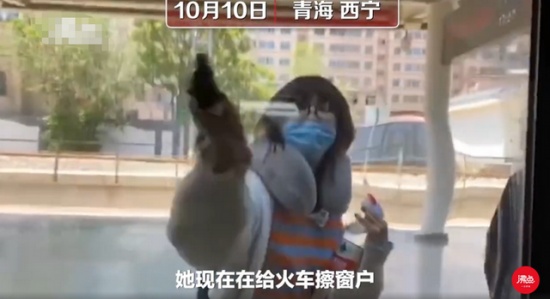 乘客坐火車為看風景集體擦車窗