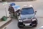 三輪車撞上700多萬元勞斯萊斯 維修費20多萬