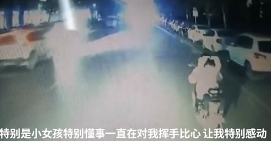 公交司機(jī)為母女照亮回家路 小女孩多次比心感謝