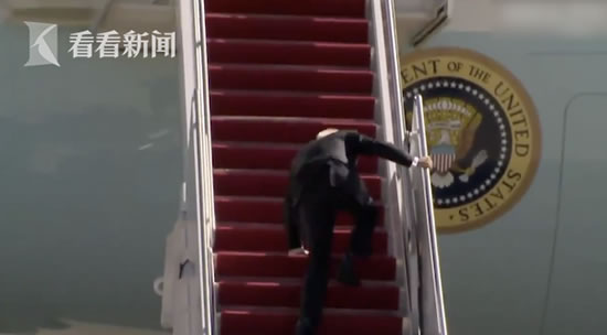 拜登登機(jī)時連摔3次