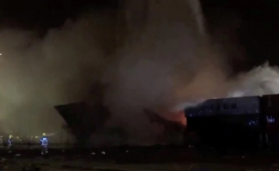 迪拜港杰貝阿里港一艘船上的集裝箱內發生爆炸引起火災