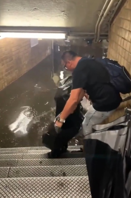 紐約暴雨 洪流猛灌地鐵站