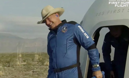 藍色起源的可重復使用的新謝潑德飛船從太空返回后，杰夫·貝佐斯 (Jeff Bezos)