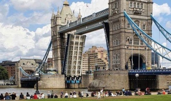 倫敦塔橋卡住放不下來(lái)了