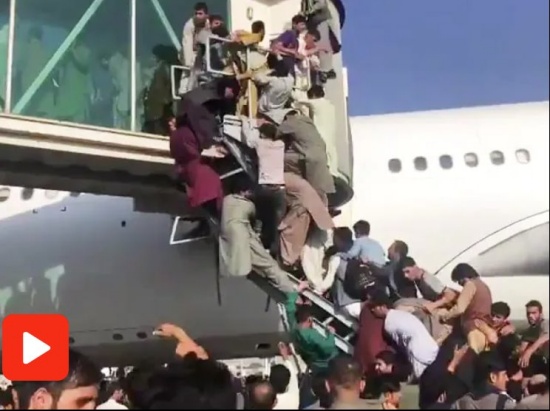 喀布爾機場的絕望場景