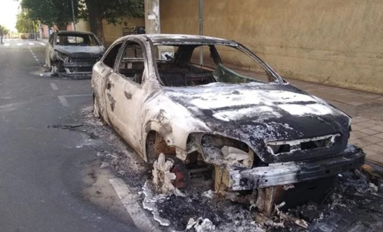 巴西銀行搶劫案劫匪將人質綁在逃跑汽車上作為人盾