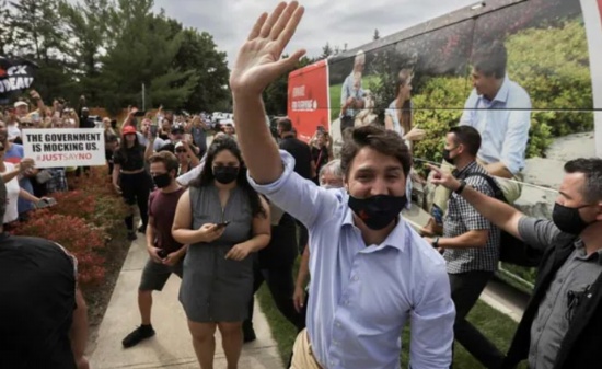 憤怒的人群擾亂選舉集會后,加拿大特魯多恢復競選