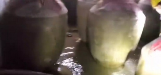 地震致瀘州一酒企200余噸白酒泄漏