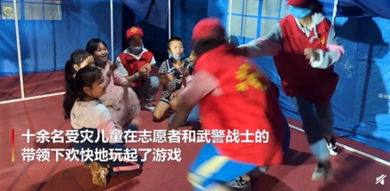 瀘縣地震安置點(diǎn)建起兒童樂園