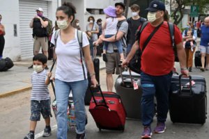 加拿大取消Covid旅游限制 安大略省將結束口罩規定