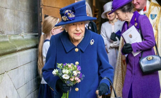 英國女王伊麗莎白二世手持拐杖被拍到