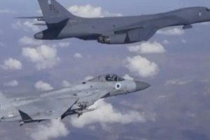 美國轟炸機在戰斗機護航下飛近伊朗以示武力