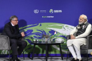 莫迪穿著秋褲裙子像小丑一樣會見比爾蓋茨