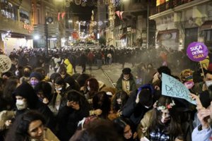 土耳其警方使用胡椒氣驅散“暴力侵害婦女”抗議活