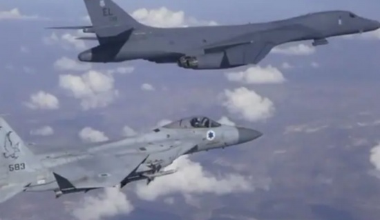 美國轟炸機在戰斗機護航下飛近伊朗以示武力