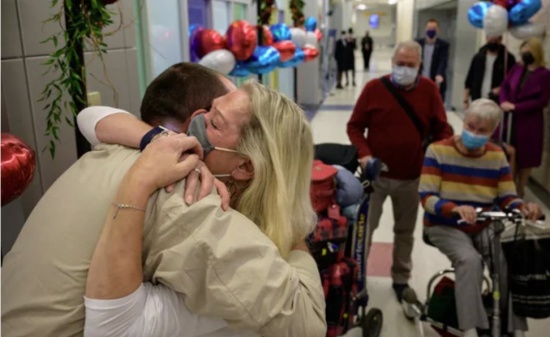 美國重新開放邊境 紐約機場的家庭重聚淚流滿面