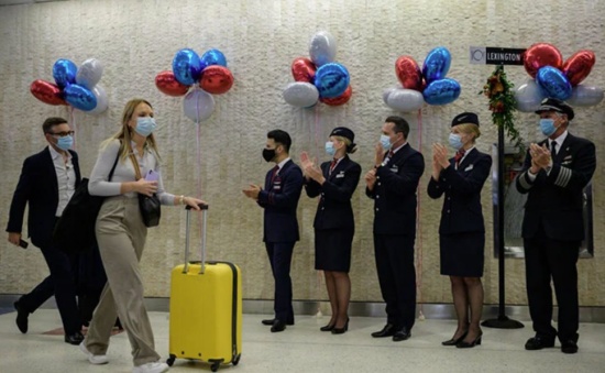 美國重新開放邊境 紐約機場的家庭重聚淚流滿面