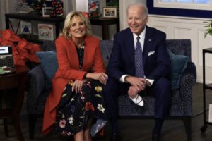 拜登贊揚美國人的抗疫能力 呵呵