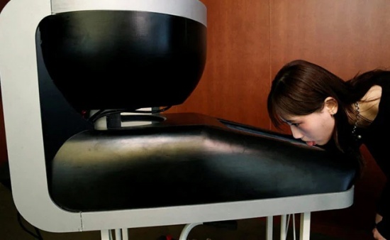 日本教授開發(fā)出可模擬食物味道的可舔電視屏幕