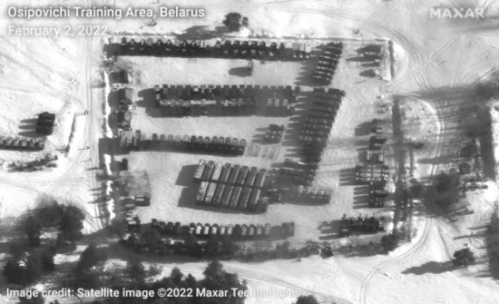 俄羅斯在烏克蘭邊境附近大規模集結軍隊衛星圖像：