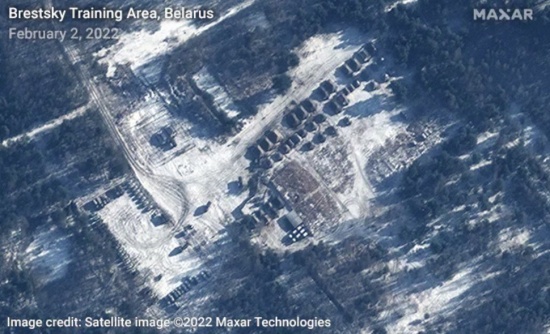 俄羅斯在烏克蘭邊境附近大規模集結軍隊衛星圖像：