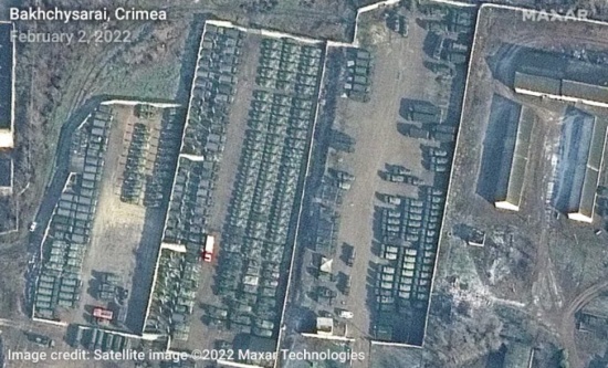 俄羅斯在烏克蘭邊境附近大規模集結軍隊衛星圖像：