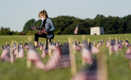 美國新冠疫情死亡人數超過90萬