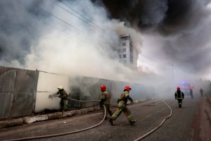 烏克蘭核電站外的激烈戰斗引發火災