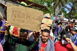 由于擔心美國政策變化 移民涌入墨西哥難民辦公室