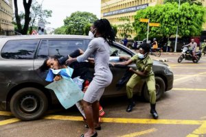 烏干達(dá)警方逮捕了11名女議員