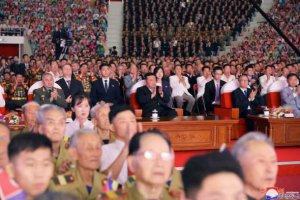 朝鮮在夜間閱兵中展示無(wú)人機(jī)和彈道導(dǎo)彈