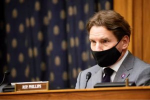 美國議員菲利普斯將辭去眾議院領導職務參與2024年大