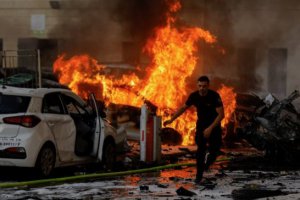 100名以色列平民和士兵在哈馬斯恐怖襲擊中被綁架