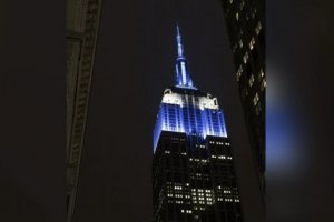 紐約帝國大廈點亮以色列顏色燈光以表達團結