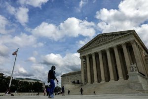 白宮就得克薩斯州鐵絲網(wǎng)邊界爭(zhēng)端向美國(guó)最高法院求