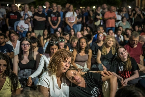 2024年10月6日星期日,哈馬斯襲擊周年紀(jì)念日前夕,人們在以色列特拉維夫參加守夜活動(dòng)。