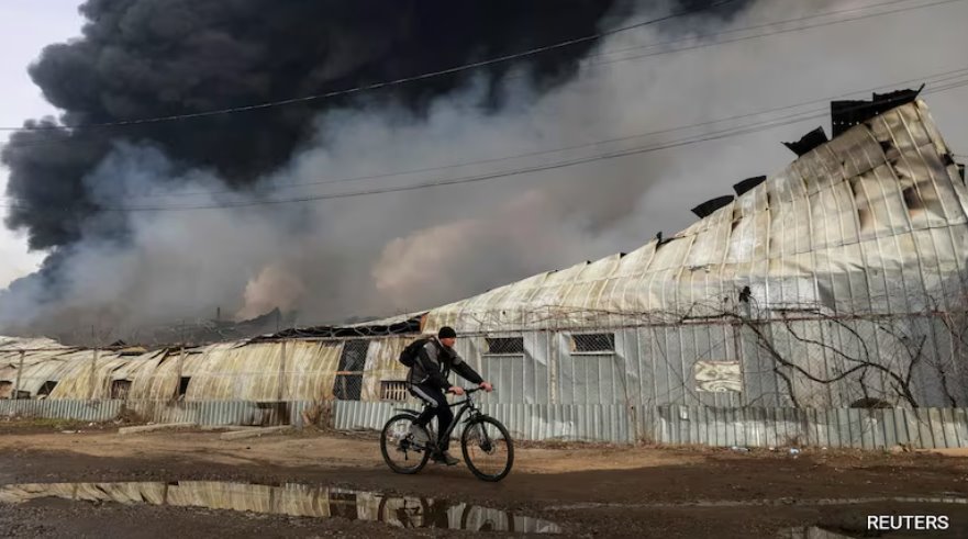 俄羅斯襲擊烏克蘭期間，一名居民在俄羅斯無人機襲擊現場附近。