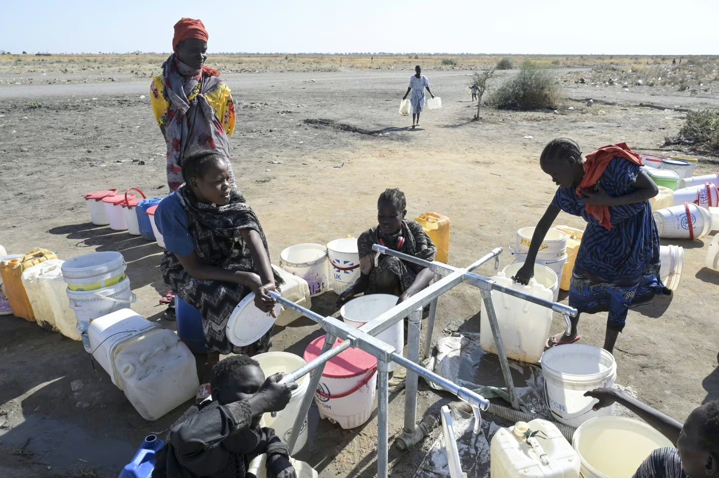 2024年1月24日，難民在南蘇丹上尼羅州的一個(gè)難民營(yíng)等待取水。