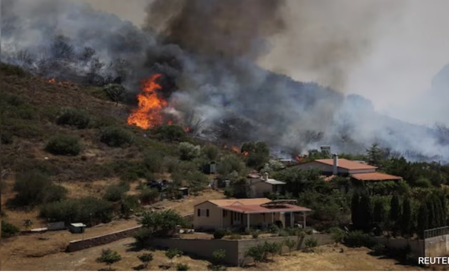 強(qiáng)風(fēng)使火勢蔓延，房屋受損，濃煙彌漫。