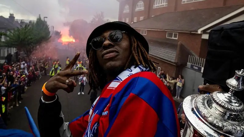 埃澤慶祝足協(xié)