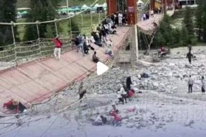 新疆一網(wǎng)紅橋繩索斷裂 多名游客落水